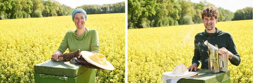 Foto Friedrich und Geraldine an Bienenstöcken vor einem Feld